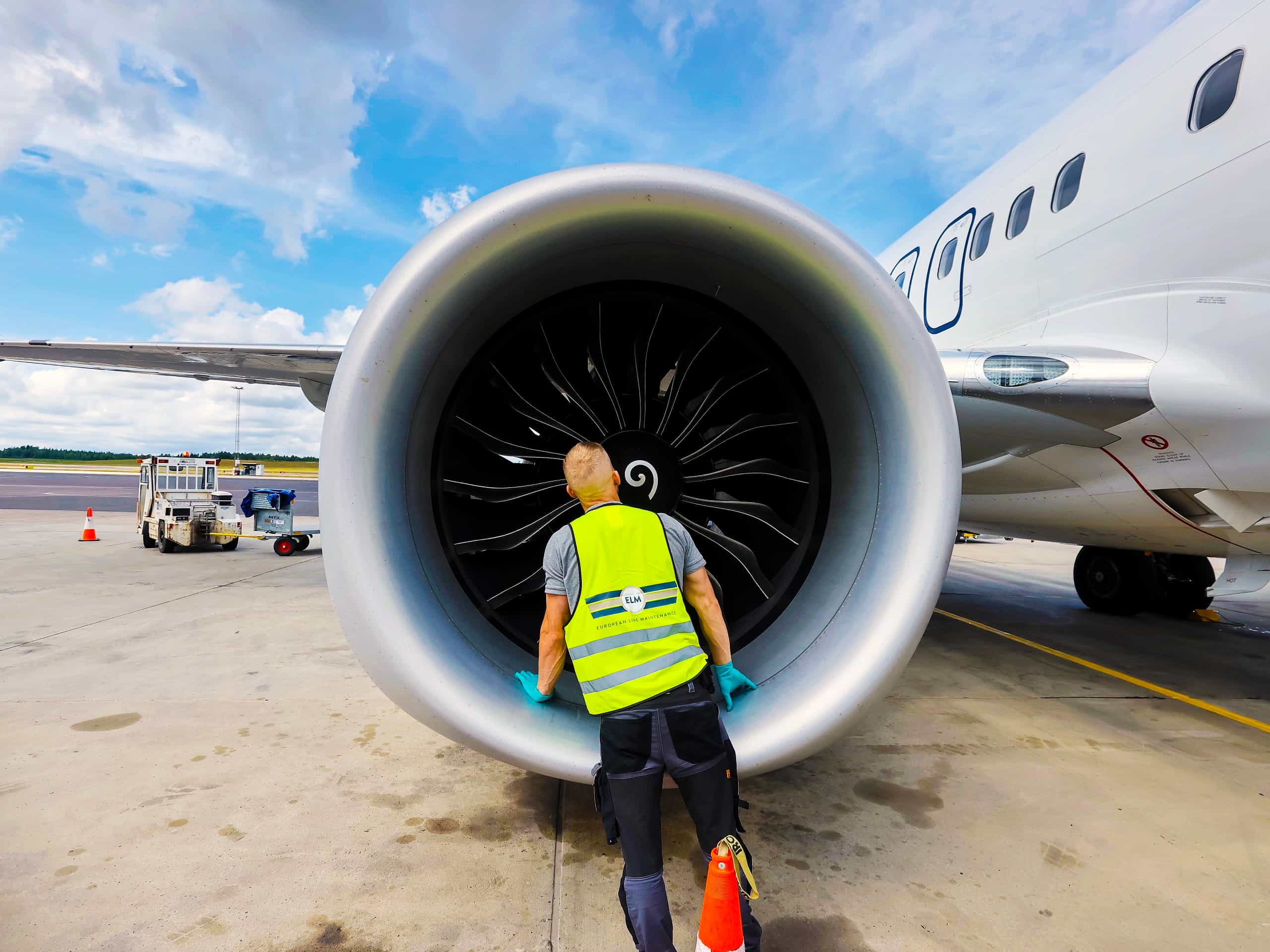 Line crew on the apron working a narrowbody before departure.